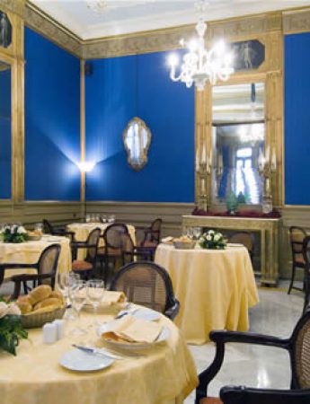 Una foto degli interni storici del Grand Hotel et des Palmes di Palermo