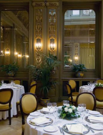 In questa foto gli interni del Grand Hotel et des Palmes a Palermo