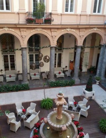 Una veduta del chiostro interno al Grand Hotel Piazza Borsa di Palermo