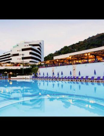 Nella foto la piscina dell'Hotel Costa Verde a Cefalù