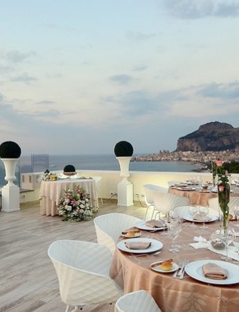 Una foto degli esterni dell'Hotel Santa Lucia e le Sabbie d'oro a Cefalù