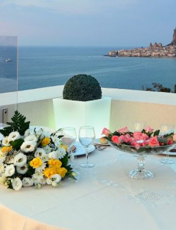 Nella foto un allestimento per nozze romantiche all'Hotel Santa Lucia e le Sabbie d'Oro a Cefalù