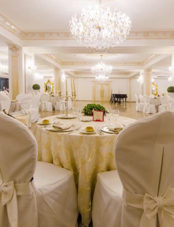 In questa foto la sala interna dell'Hotel Santa Lucia e le Sabbie d'Oro a Cefalù