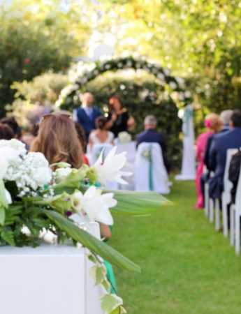 In questa foto un matrimonio civile nel giardino della struttura all'Hotel Tonnara Trabia