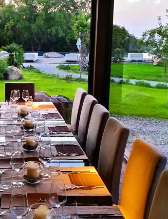 In questo scatto una delle sale interne con vista giardino del Vallegrande Nature Resort a Cefalù