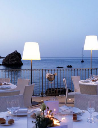 Nella foto la terrazza sul mare de Le Calette, hotel per matrimoni a Cefalù