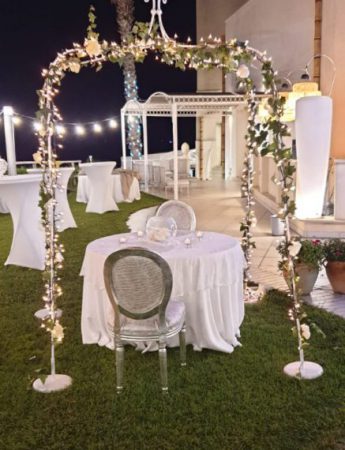 In questa foto un allestimento per matrimoni nel giardino del Marina Holiday Resort & Spa
