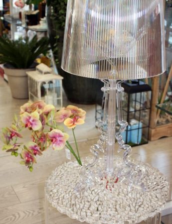 In questa foto un'elegante lampada in vendita da Cristal Flint