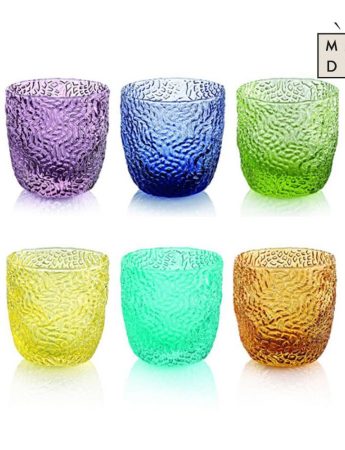 In questa immagine un colorato e allegro servizio di biccheri in vendita da Madi Home Design