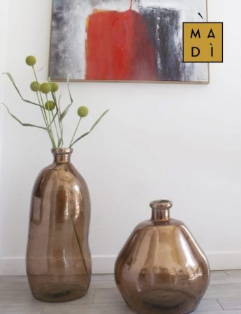 In questa immagine un angolo di casa arredato da Madi Home Design con ampi vasi decorativi e un quadro dallo stile contemporaneo