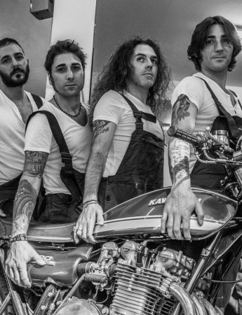 La band in una foto dal tocco vintage, molto rock