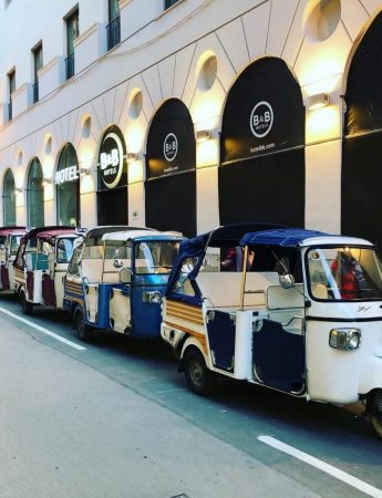 In questo scatto una fila di Apecar a disposizione di Palermo Ape Tour Luxury