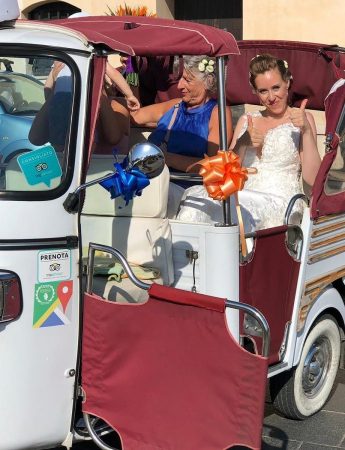 Nella foto un Ape Car noleggiata da una sposa in giro per la città di Palermo