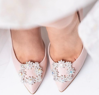 In questa foto scarpe da sposa rosa pointy toe con applicazione gioiello sulla punta