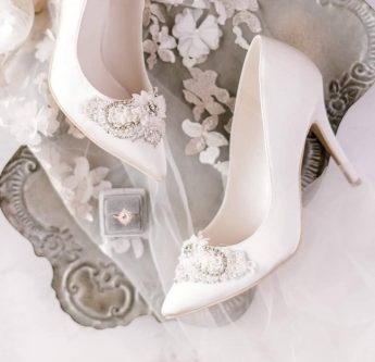 In questa foto scarpe da sposa con applicazioni gioiello Sophie Accessories