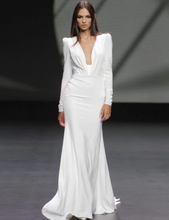 In questa foto un abito da sposa bianco di Pronovias 2021