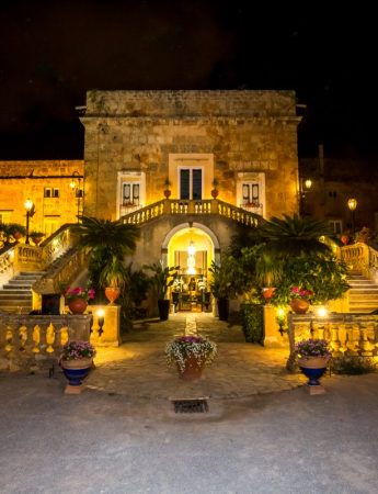 In questa foto serale la facciata esterna di Villa Boscogrande a Palermo