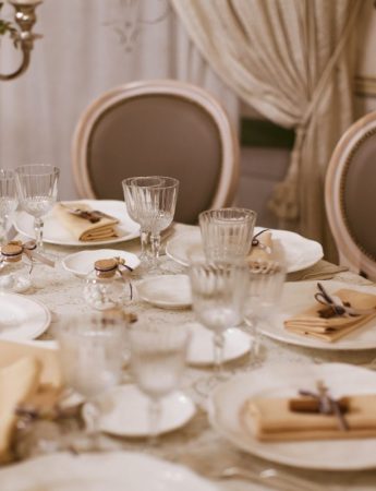 In questa foto una mise en place elegante nei colori tortora, bianco e beige nella sala interna di Villa Boscogrande a Palermo