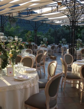 In questa foto l'allestimento di un ricevimento di nozze sulla terrazza esterna di Villa Boscogrande a Palermo ripresa nelle prime ore del pomeriggio