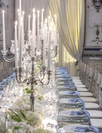 In questa foto un tavolo matrimonio imperiale allestito nella sala interna di Villa Boscogrande a Palermo. I colori scelti sono il bianco e il turchese