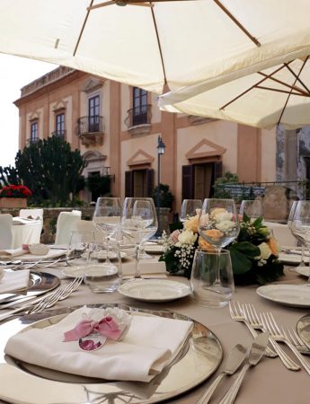 In questa foto una mise en place di un evento sulla terrazza di Villa de Cordova a Palermo