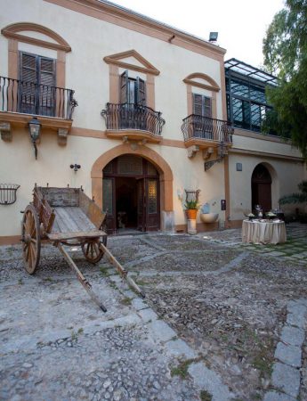 In questa foto la facciata esterna di Villa Martorana Genuardi a Palermo