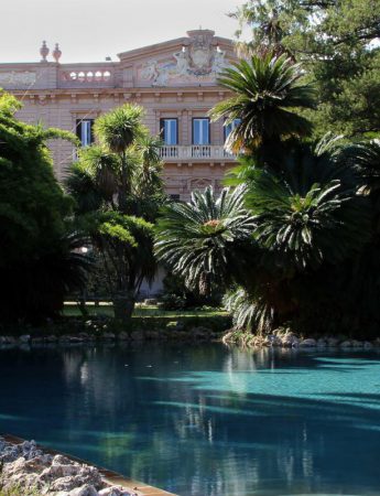 In questa foto il laghetto e il giardino di Villa Tasca a Palermo