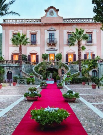 In questa foto l'ingresso e il prospetto principale di Villa de Cordova a Palermo