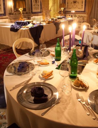 In questa foto una mise en place elegante di un ricevimento di matrimonio a Villa de Cordova a Palermo