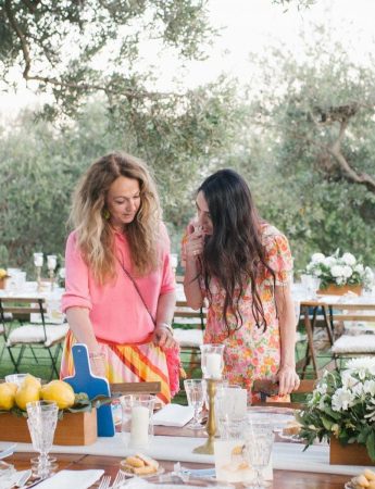 In questa foto le wedding planner Paola Cernigliaro e Daniela Natale di Centorose e un tulipano