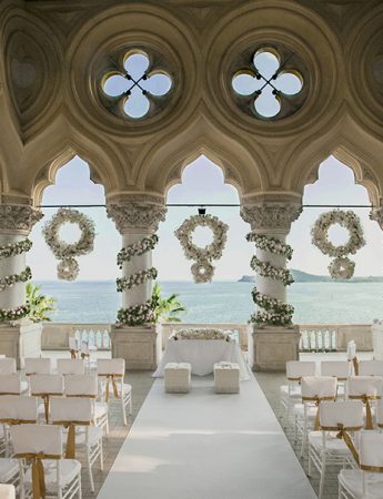 In questa foto la sala per una cerimonia civile a tema total white su una terrazza gotica che affaccia sul lago di Garda