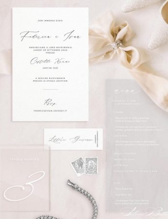 In questa foto una wedding stationery nei colori del bianco e tortora