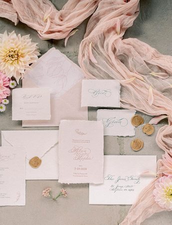 In questa foto una Wedding Stationery romantica nei toni del rosa
