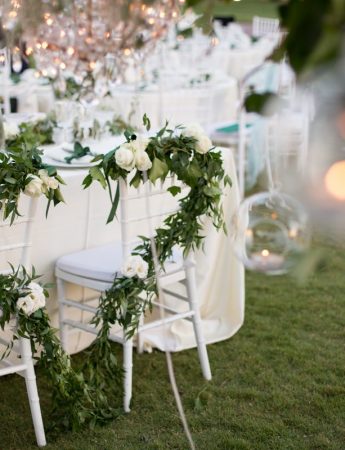 In questa foto le sedie degli sposi decorate con un cuore di foglie e fiori
