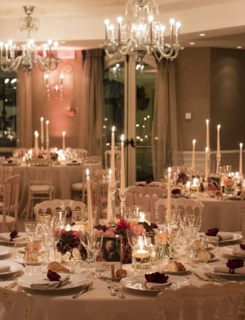 In questa foto una mise en place per un matrimonio elegante in bordeaux e bianco