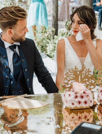 In questa foto una sposa asciuga le sue lacrime di commozione mentre guarda lo sposo durante la celebrazione del rito civile