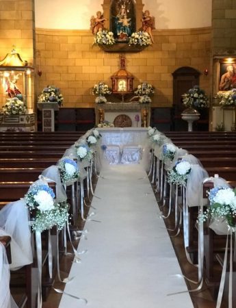 In questa foto le decorazioni floreali bianche e azzurro in una chiesa a Palermo