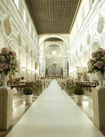 In questa foto l'allestimento floreale per un matrimonio lungo la navata centrale della Chiesa della Gancia a Palermo