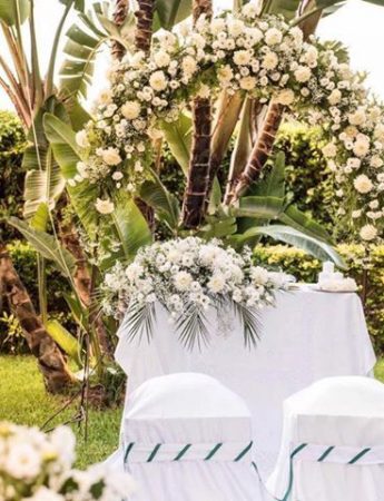 In questa foto un allestimento con fiori bianchi e rosa per un rito civile realizzato dalla wedding planner Loredana Giliberto