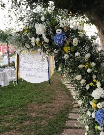In questa foto un arco di fiori bianchi e blu della wedding planner Loredana Giliberto