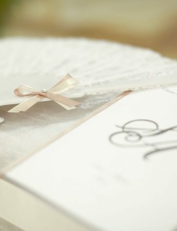 In questa foto una wedding stationery romantica bianca e rosa