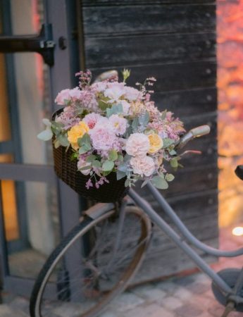 In questa foto una composizione di fiori di Angela Bartolomeo