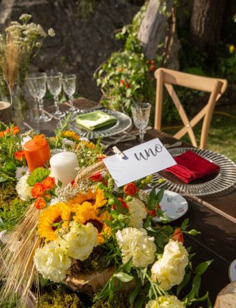 In questa foto una mise en place a tema natura con tanto verde e fiori colorati a cura della Wedding Planner Antonella Effe
