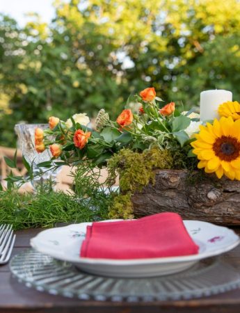 In questa foto una mise en place a tema natura con tanto verde e fiori colorati a cura della Wedding Planner Antonella Effe