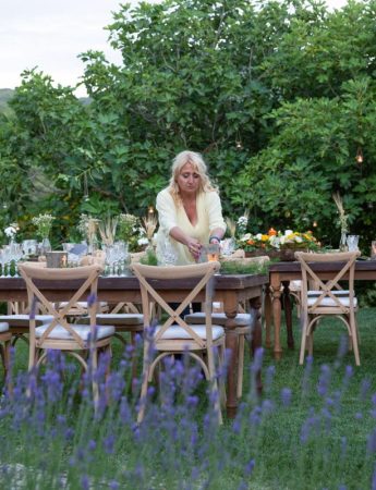 In questo scatto la Wedding Planner Antonella Effe cura i dettagli di un ricevimento di nozze all'aria aperta
