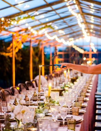 In questa foto la Wedding Planner Antonella Effe a lavoro su di una raffinata mise en place