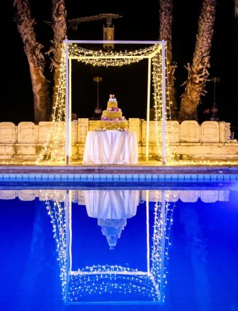 In questa foto un particolare allestimento a bordo piscina per un taglio della torta indimenticabile