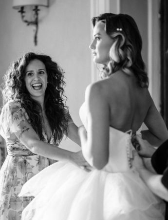 In questa foto la Wedding Planner Benedetta Carpanzano a lavoro con una sposa