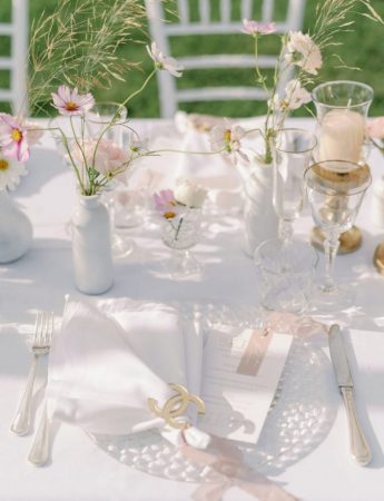 In questa foto un elegante allestimento bianco con toni rosa chiari
