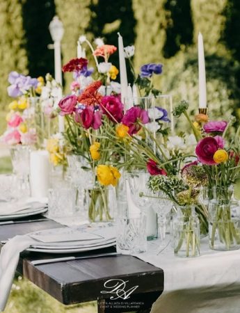 In questa foto una mise en place che ricorda la primavera con tutti i suoi colori e profumi